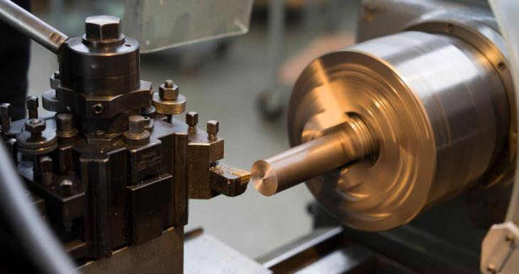 ¿Cómo se realiza el mantenimiento de un torno paralelo?