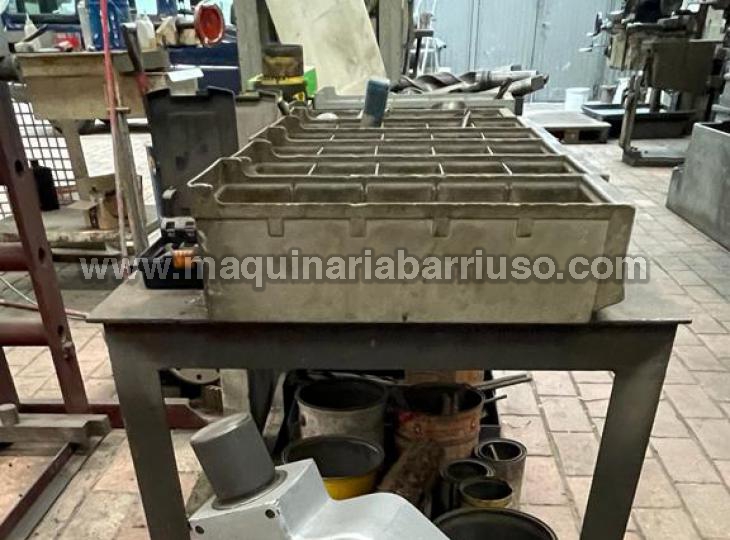 Torno TOS Mod. 630 S visualizado, equipado com dois pratos e duas lunetas (5)